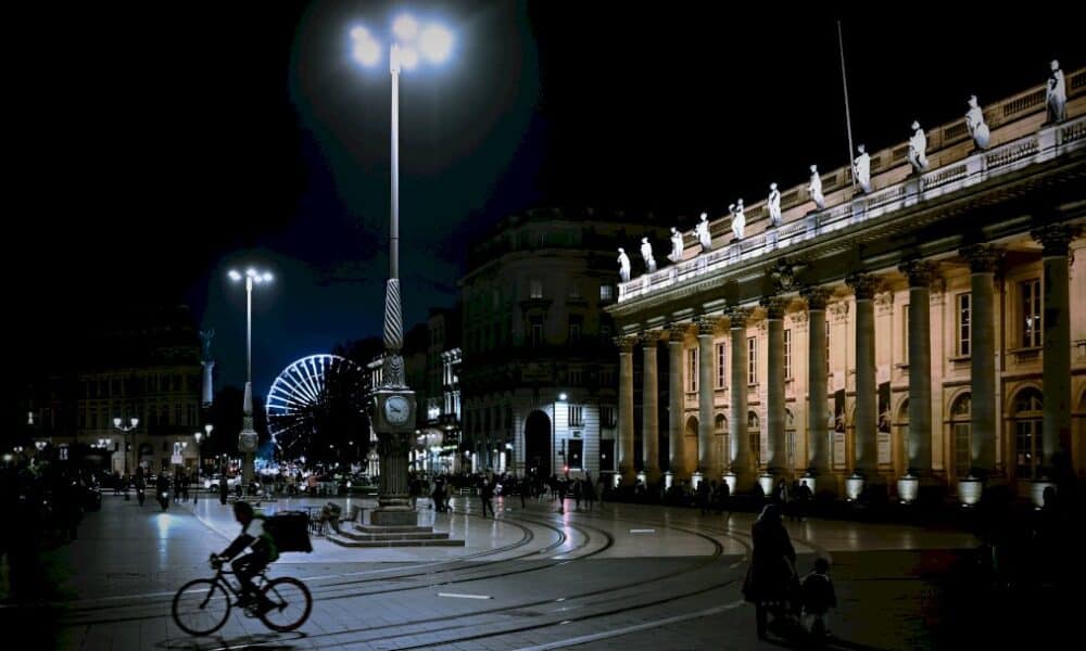 de-nouveau-confinee,-la-france-au-ralenti-mais-pas-sous-cloche