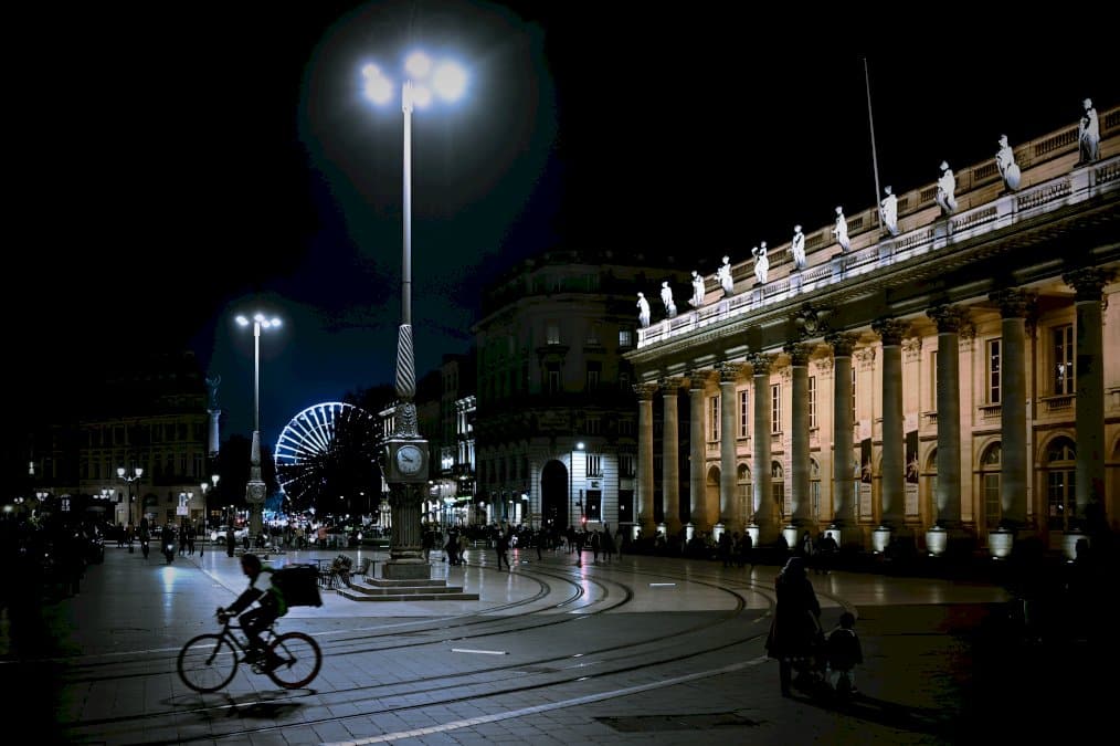 de-nouveau-confinee,-la-france-au-ralenti-mais-pas-sous-cloche