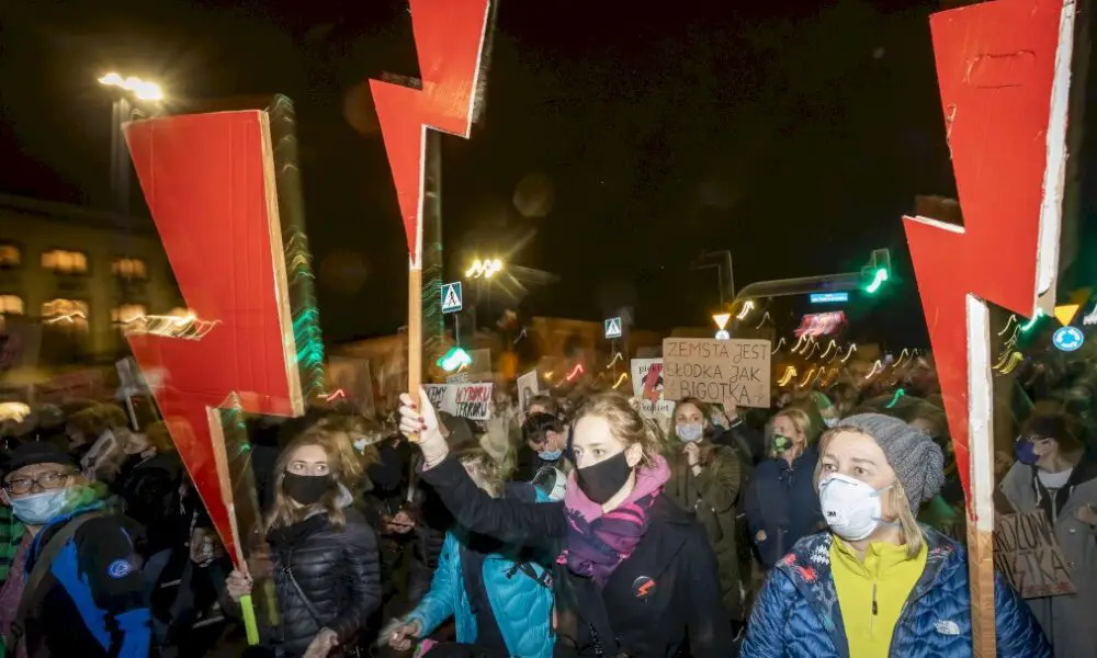 pologne:-des-dizaines-de-milliers-de-personnes-manifestent-pour-le-droit-a-l’avortement