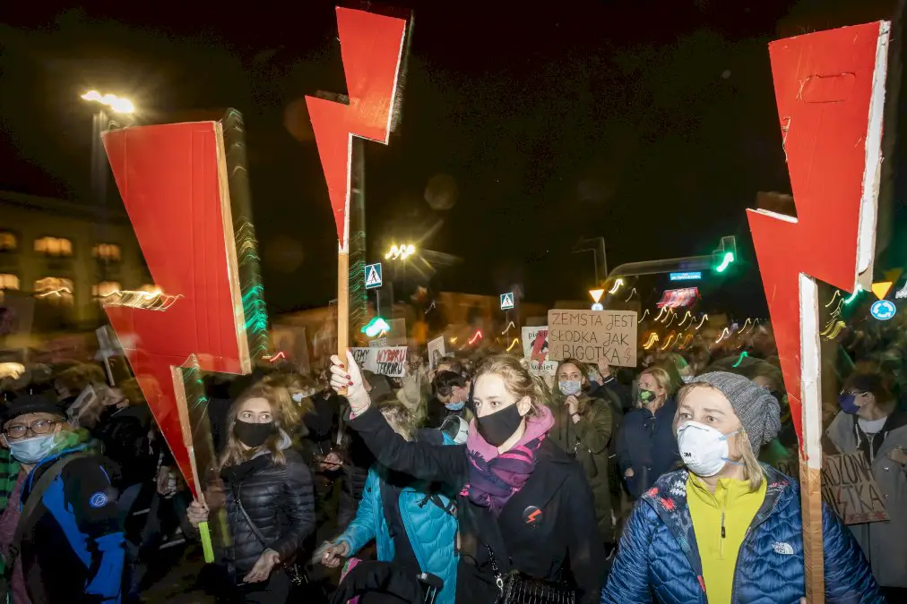 pologne:-des-dizaines-de-milliers-de-personnes-manifestent-pour-le-droit-a-l’avortement