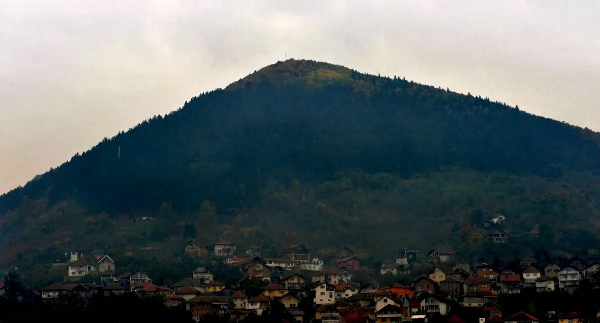 en-bosnie,-une-pyramide-controversee-attire-djokovic-et-les-adeptes-d’energies-mysterieuses