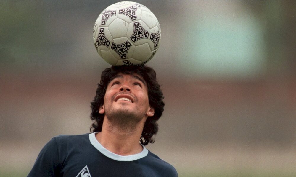 le-monde-pleure-son-« dieu »-du-football-maradona,-mort-a-60-ans