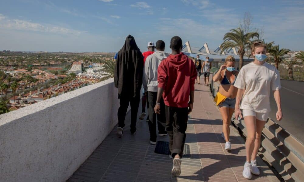 aux-canaries,-les-migrants-mal-vus-par-un-secteur-touristique-en-plein-marasme