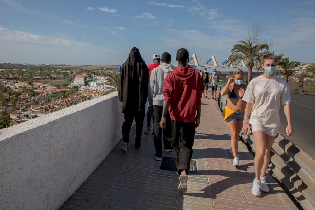 aux-canaries,-les-migrants-mal-vus-par-un-secteur-touristique-en-plein-marasme