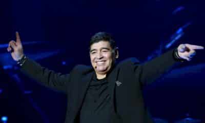 « santa-maradona »:-la-main-de-dieu-posee-sur-les-guitares