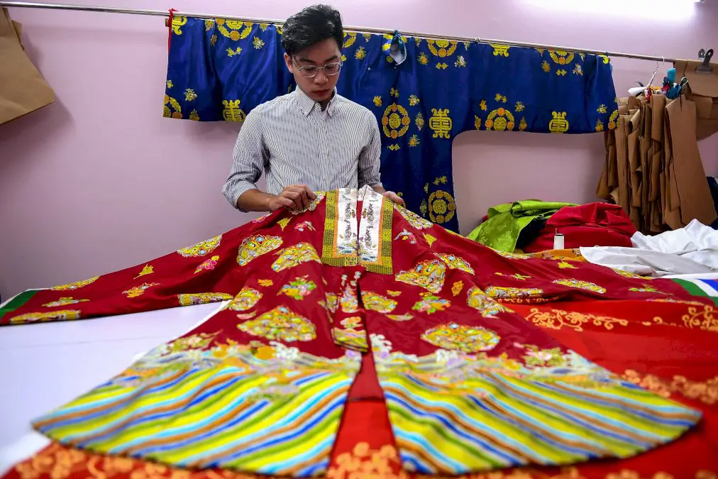un-couturier-vietnamien-propose-des-vetements-de-l’ere-imperiale