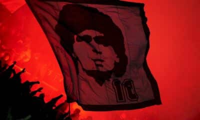 des-bidonvilles-aux-bolides-de-luxe,-maradona-raconte-par-ses-agents