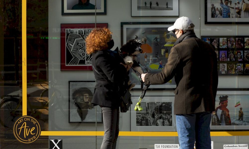 a-new-york,-des-oeuvres-d&rsquo;art-se-glissent-dans-les-vitrines-des-magasins-desertes