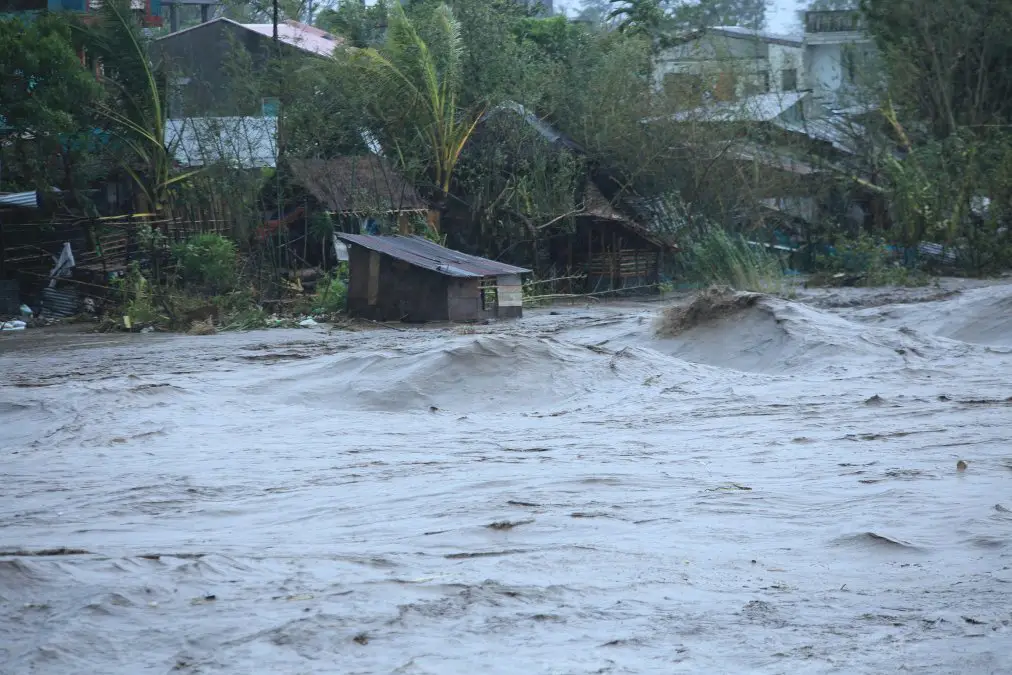 le-super-typhon-goni-s’abat-sur-les-philippines,-plus-de-300.000-personnes-evacuees