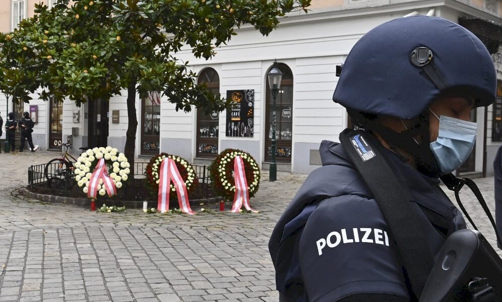 vienne-pleure-ses-morts,-l&rsquo;assaillant-tue-par-la-police-etait-un-« sympathisant »-de-l&rsquo;ei