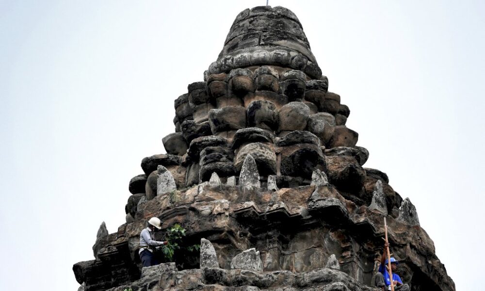 les-jardiniers-acrobates-d&rsquo;angkor-a-la-rescousse-des-merveilles-khmeres
