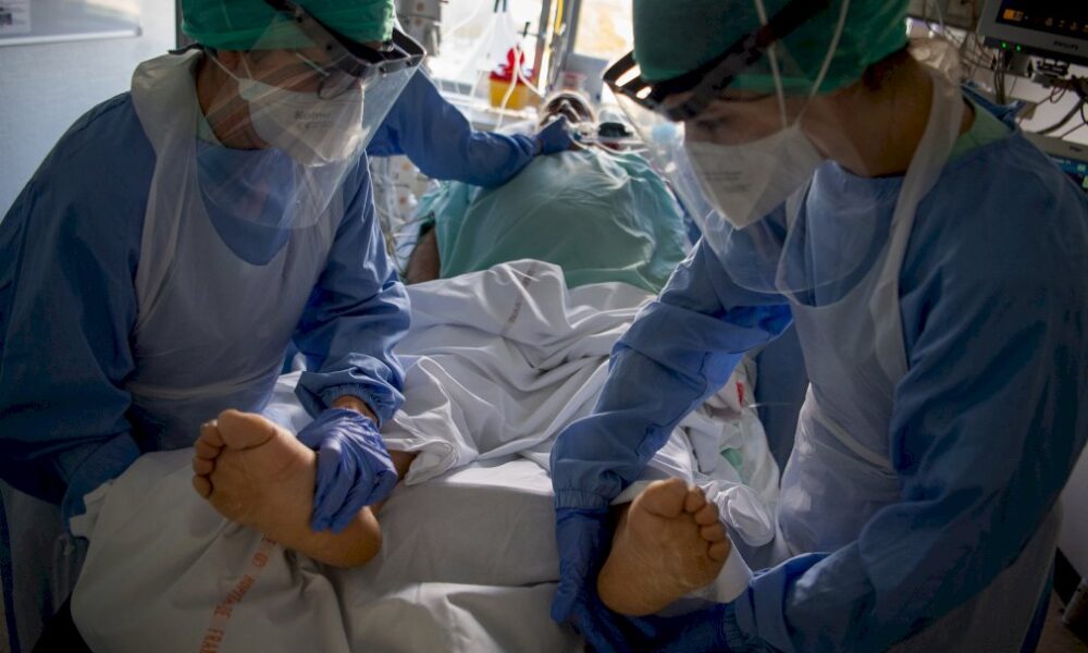 covid-19:-des-retouches-au-reconfinement-dans-l&rsquo;espoir-de-resultats-rapides