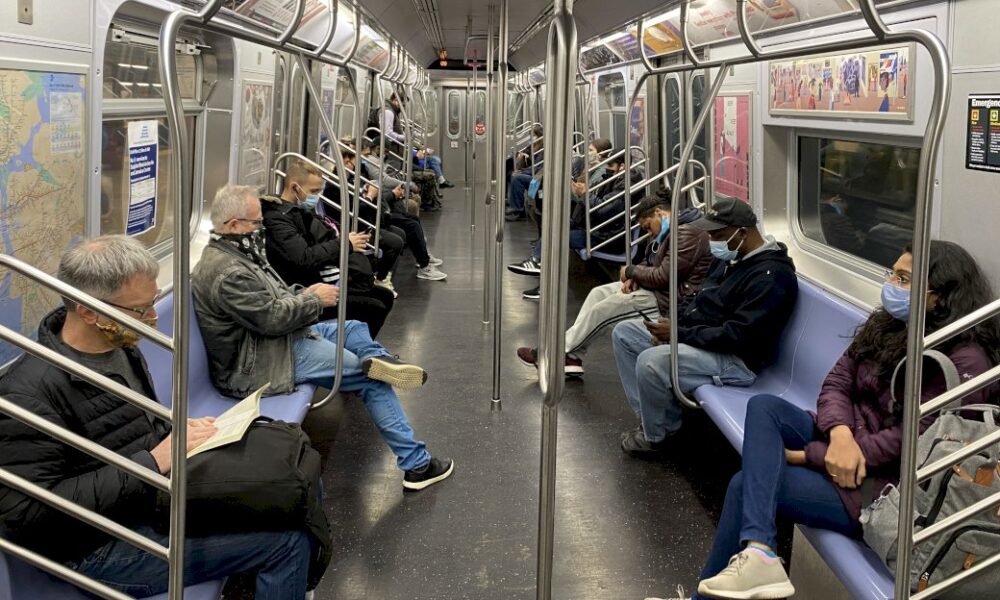 coronavirus:-record-de-cas-aux-etats-unis,-la-grece-se-reconfine