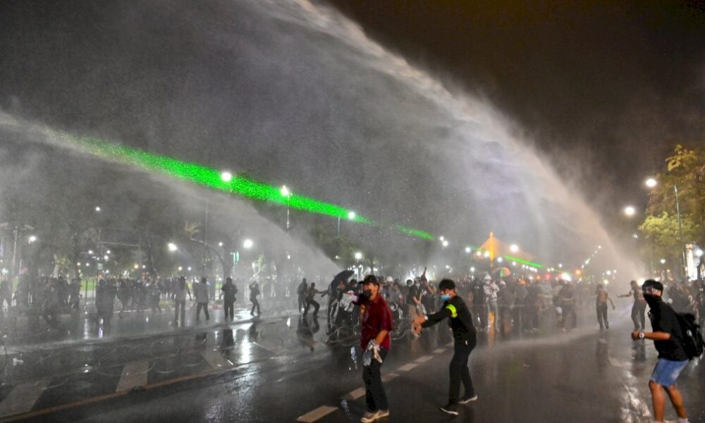 thailande:-des-milliers-de-manifestants-exhortent-le-roi-a-entamer-le-dialogue