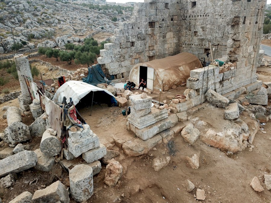 dans-la-syrie-en-guerre,-des-deplaces-installes-dans-un-temple-romain
