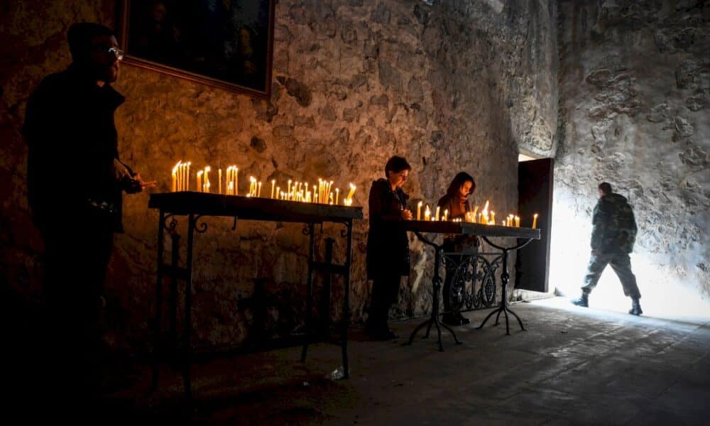 au-karabakh,-les-adieux-au-monastere-armenien-de-dadivank