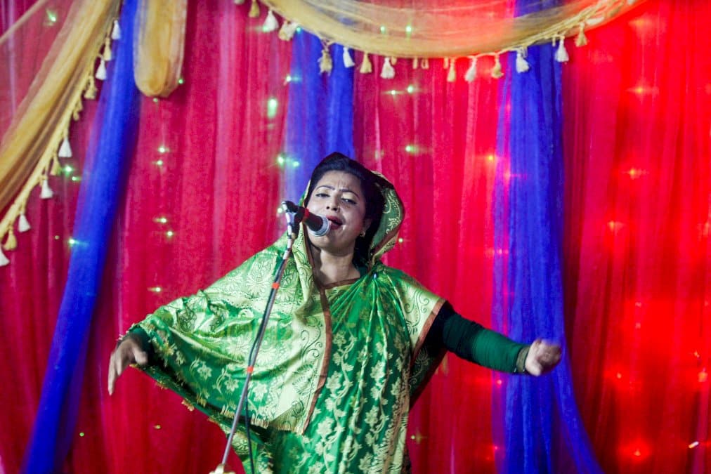 au-bangladesh,-une-chanteuse-soufie-retrouve-la-scene-malgre-des-menaces-islamistes