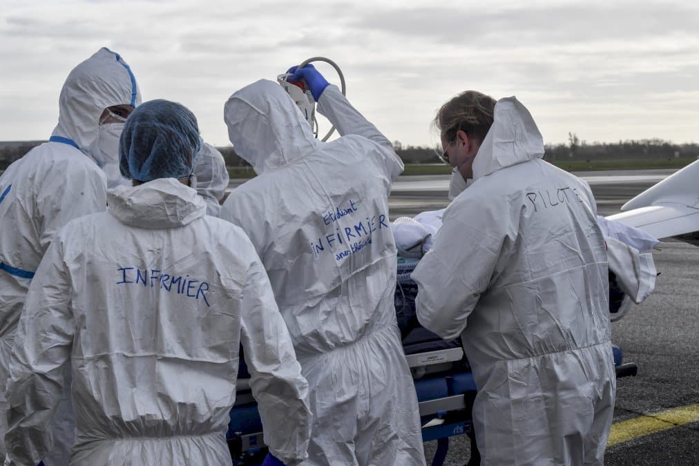 covid-19:-les-courbes-se-stabilisent,-le-gouvernement-confronte-aux-questions-sur-noel