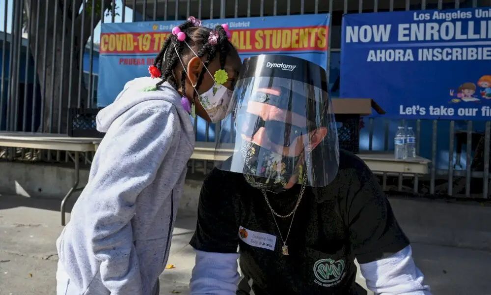 les-vaccins-anti-covid,-une-lumiere-au-bout-du-« tunnel »-des-restrictions