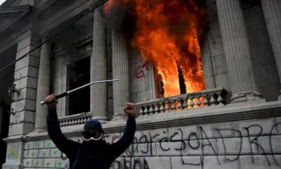 guatemala:-la-contestation-monte-contre-le-president,-le-parlement-incendie