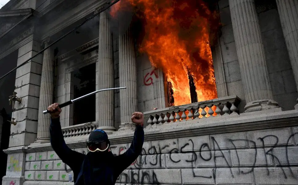 guatemala:-la-contestation-monte-contre-le-president,-le-parlement-incendie