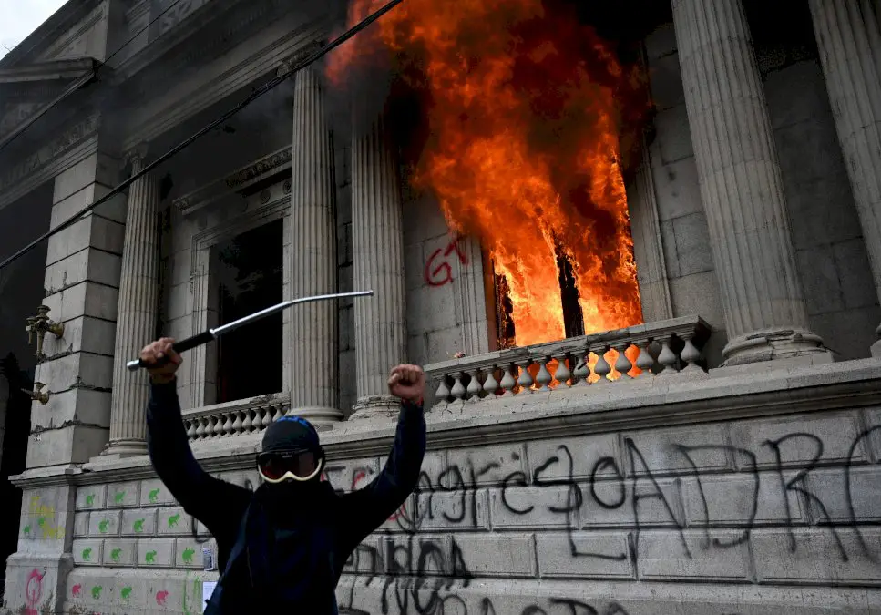 guatemala:-la-contestation-monte-contre-le-president,-le-parlement-incendie