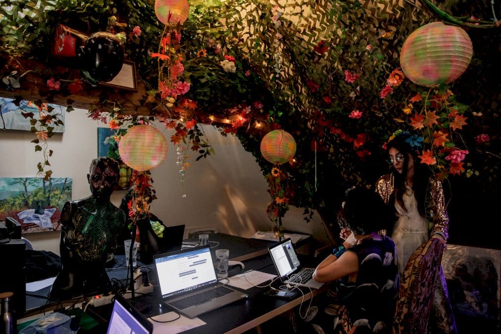 manoir,-sorciere-et-jacuzzi:-en-normandie,-une-« bulle »-surrealiste-loin-de-la-pandemie