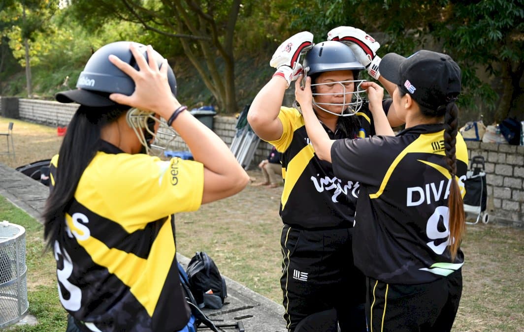 a-hong-kong,-des-domestiques-philippines-jouent-au-cricket-pour-oublier-leur-quotidien