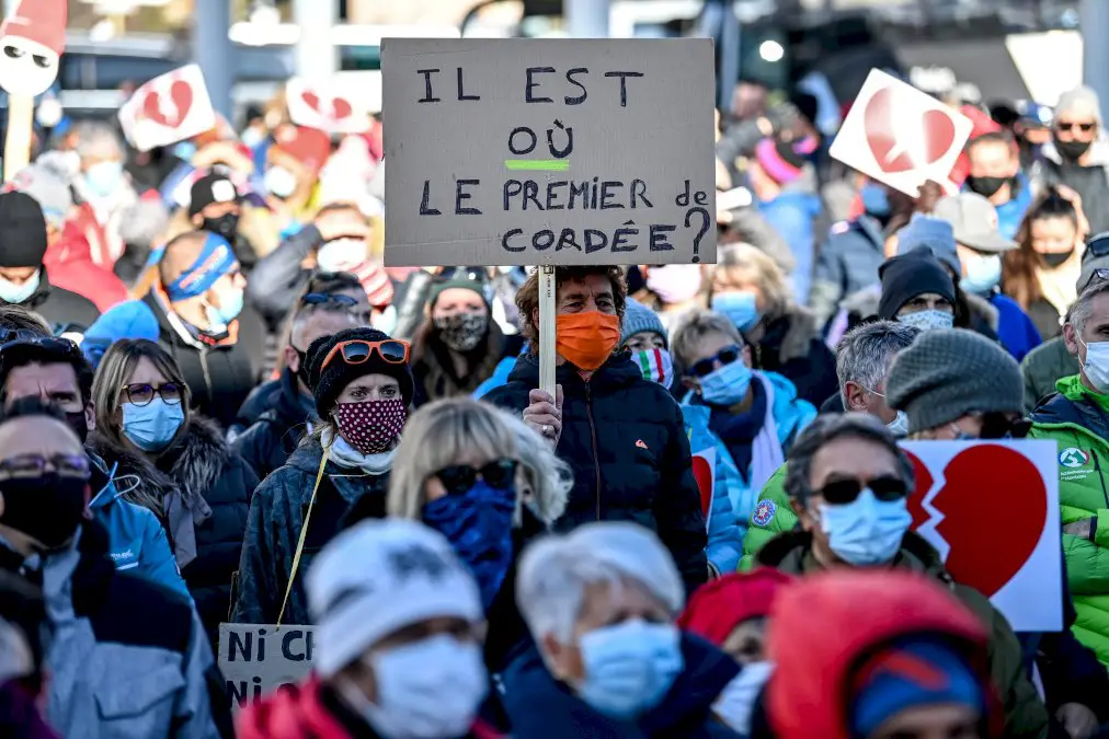 savoie:-plus-de-600-manifestants-pour-defendre-la-saison-de-ski