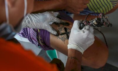 dans-les-prisons-philippines,-une-croix-sur-un-tatouage-pour-renoncer-a-la-violence