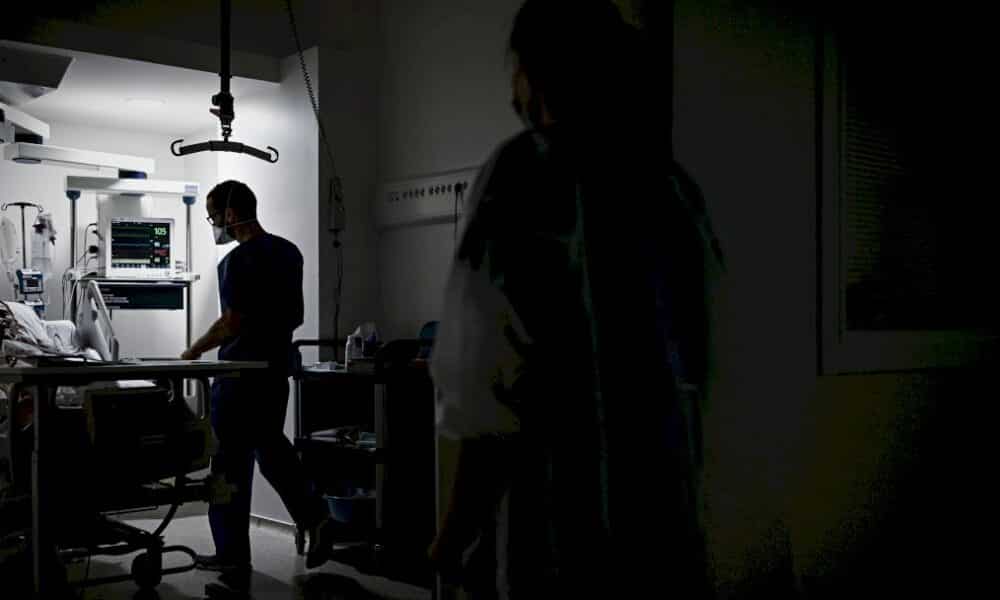 covid-19:-le-nombre-de-deces-passe-sous-les-300-en-24-heures