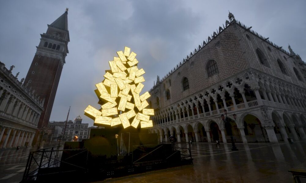 a-venise,-la-place-saint-marc-et-le-grand-canal-s&rsquo;illuminent-pour-noel