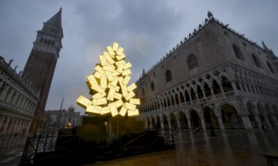 a-venise,-la-place-saint-marc-et-le-grand-canal-s&rsquo;illuminent-pour-noel