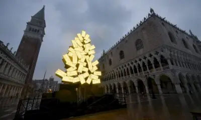 a-venise,-la-place-saint-marc-et-le-grand-canal-s’illuminent-pour-noel