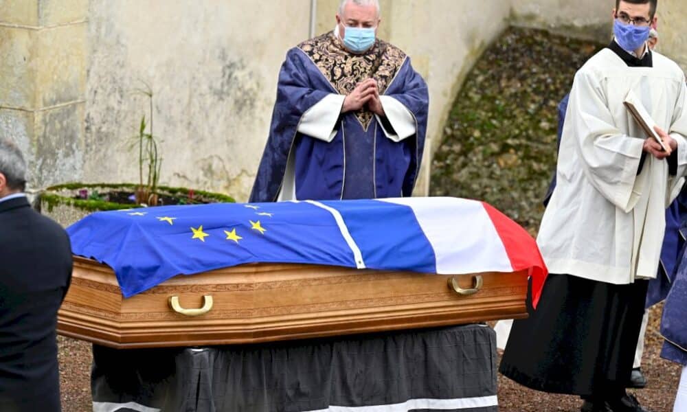 les-obseques-de-giscard-d&rsquo;estaing-debutent-dans-la-stricte-intimite-a-authon