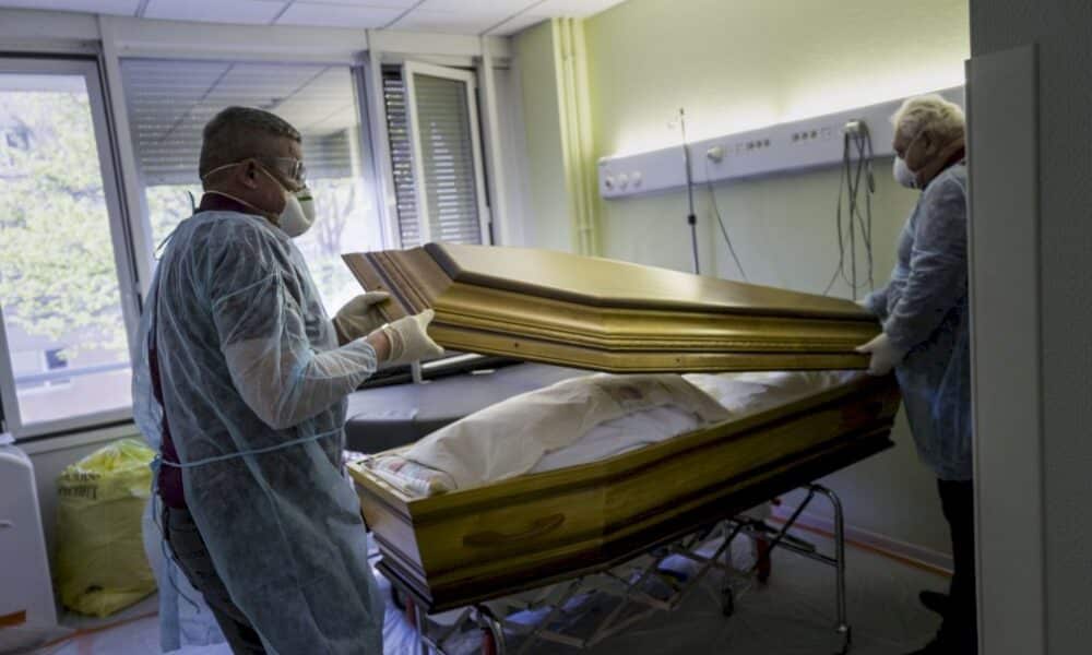 covid:-face-a-la-mort,-une-societe-nue