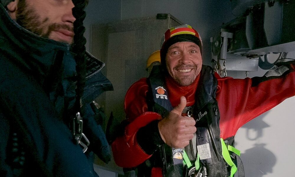 vendee-globe:-le-cam-reprend-son-cap-seul-apres-avoir-confie-escoffier-a-la-marine-nationale