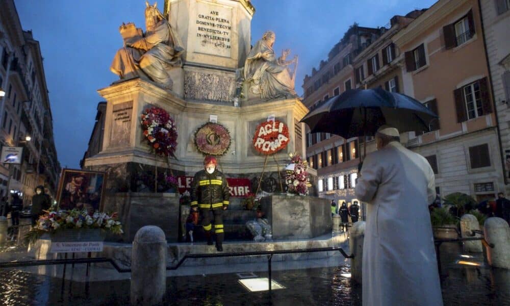 le-pape-dejoue-les-foules-en-allant-prier-au-petit-matin-sur-une-place-de-rome