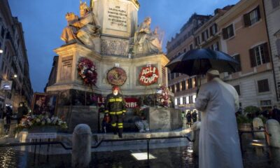 le-pape-dejoue-les-foules-en-allant-prier-au-petit-matin-sur-une-place-de-rome