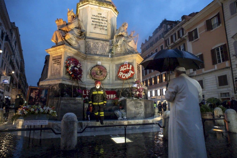 le-pape-dejoue-les-foules-en-allant-prier-au-petit-matin-sur-une-place-de-rome
