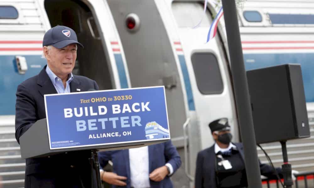 des-gratte-ciel-trump-a-la-piscine-municipale-biden