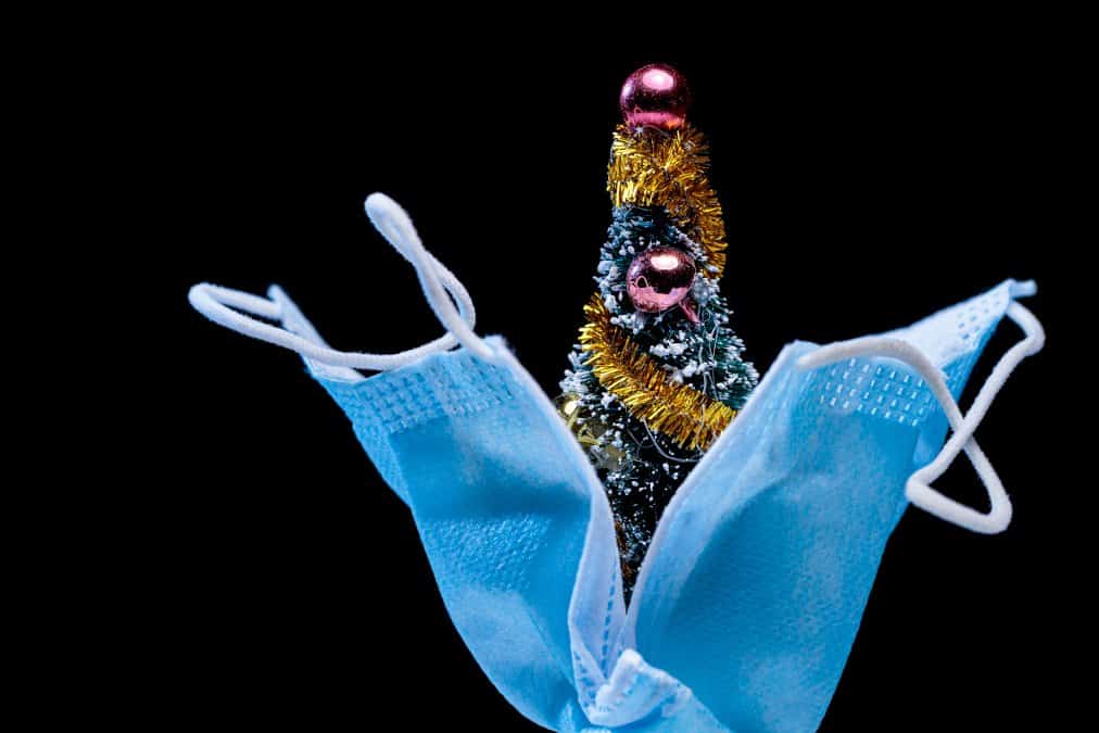 le-covid-19-a-noel:-ceux-qui-fetent-et-ceux-qui-trinquent