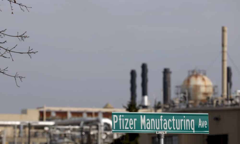 covid:-feu-vert-des-etats-unis-au-vaccin-de-pfizer,-premieres-vaccinations-« dans-moins-de-24h »