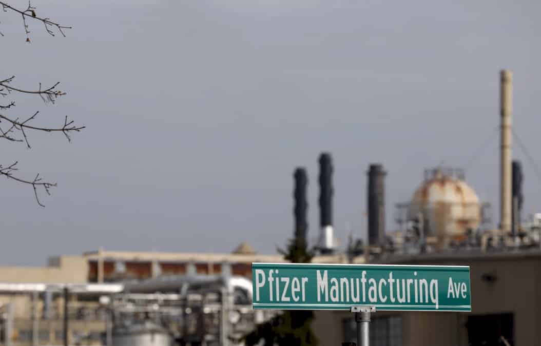 covid:-feu-vert-des-etats-unis-au-vaccin-de-pfizer,-premieres-vaccinations-« dans-moins-de-24h »