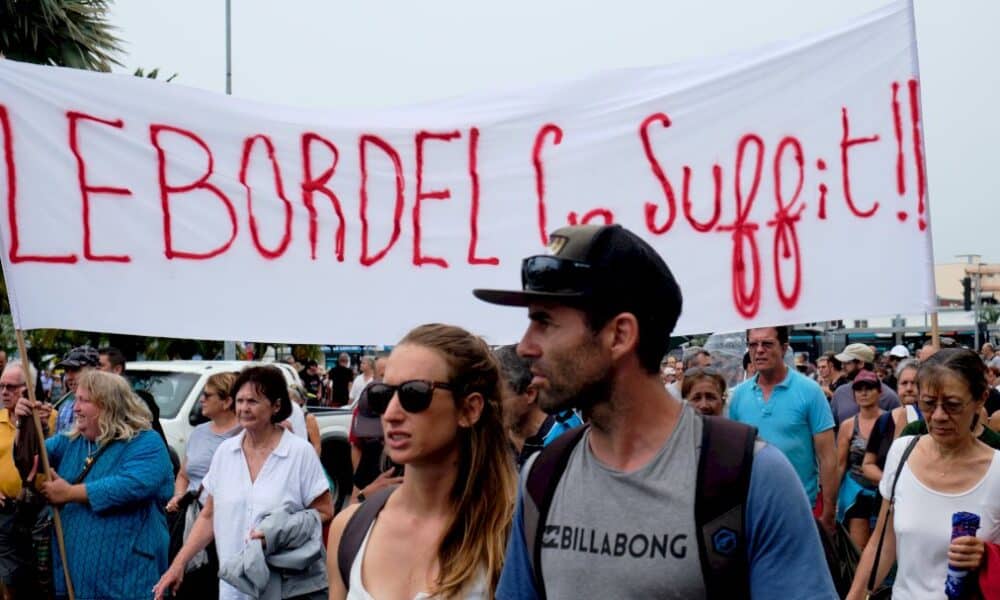 nouvelle-caledonie:-plus-de-20.000-personnes-manifestent-« contre-les-blocages-et-la-violence »