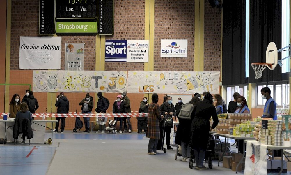 « j&rsquo;ai-besoin-de-tout »:-les-etudiants-toujours-plus-nombreux-aux-distributions-alimentaires