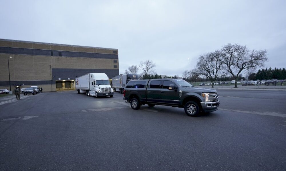 covid-19:-les-etats-unis-vaccinent,-la-france-teste-massivement