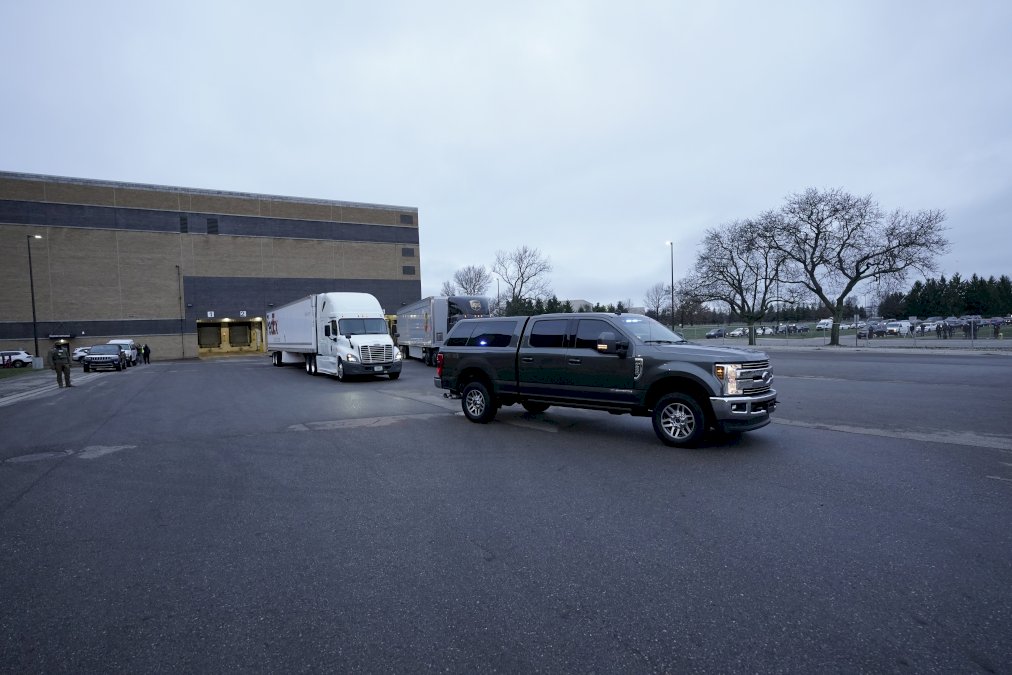 covid-19:-les-etats-unis-vaccinent,-la-france-teste-massivement