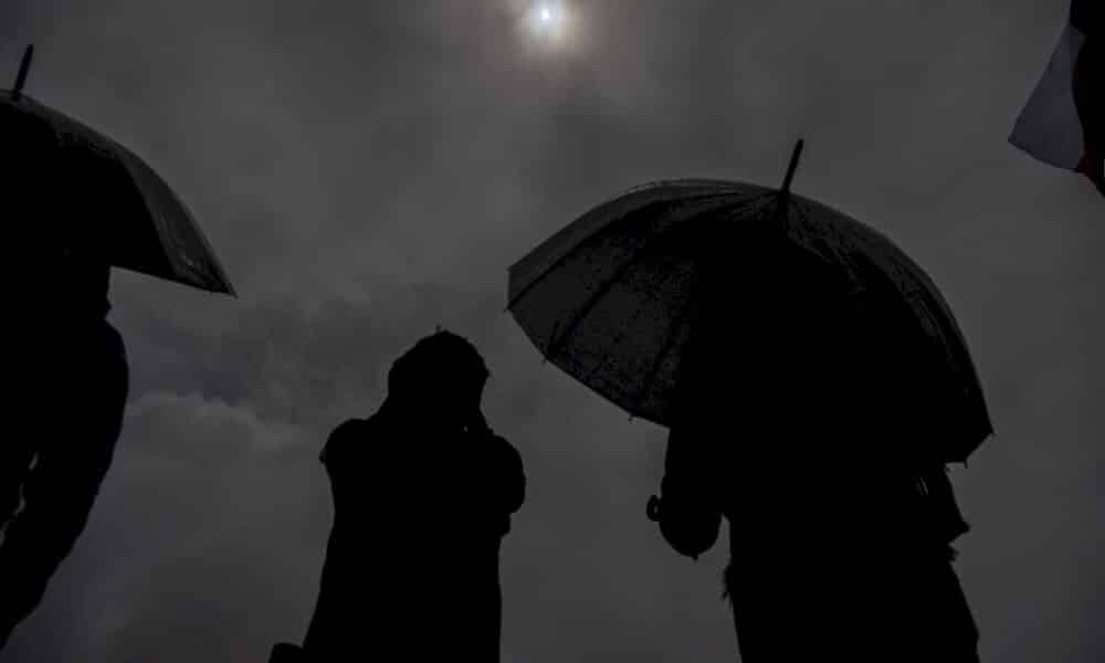 au-chili,-pluie-et-nuages-gachent-l&rsquo;eclipse-solaire