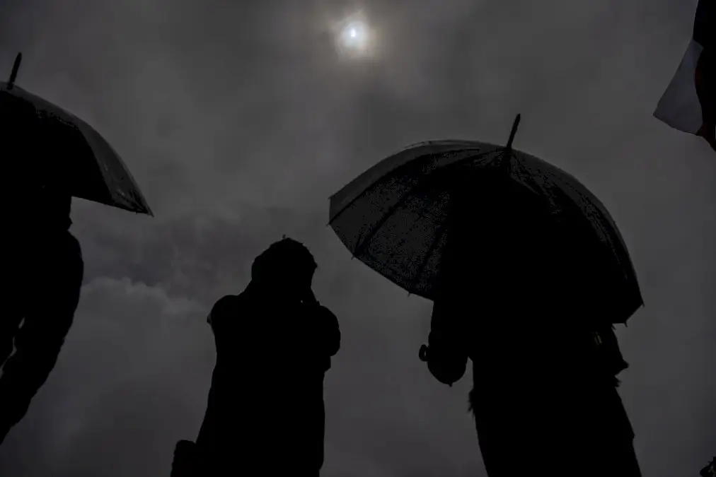 au-chili,-pluie-et-nuages-gachent-l’eclipse-solaire